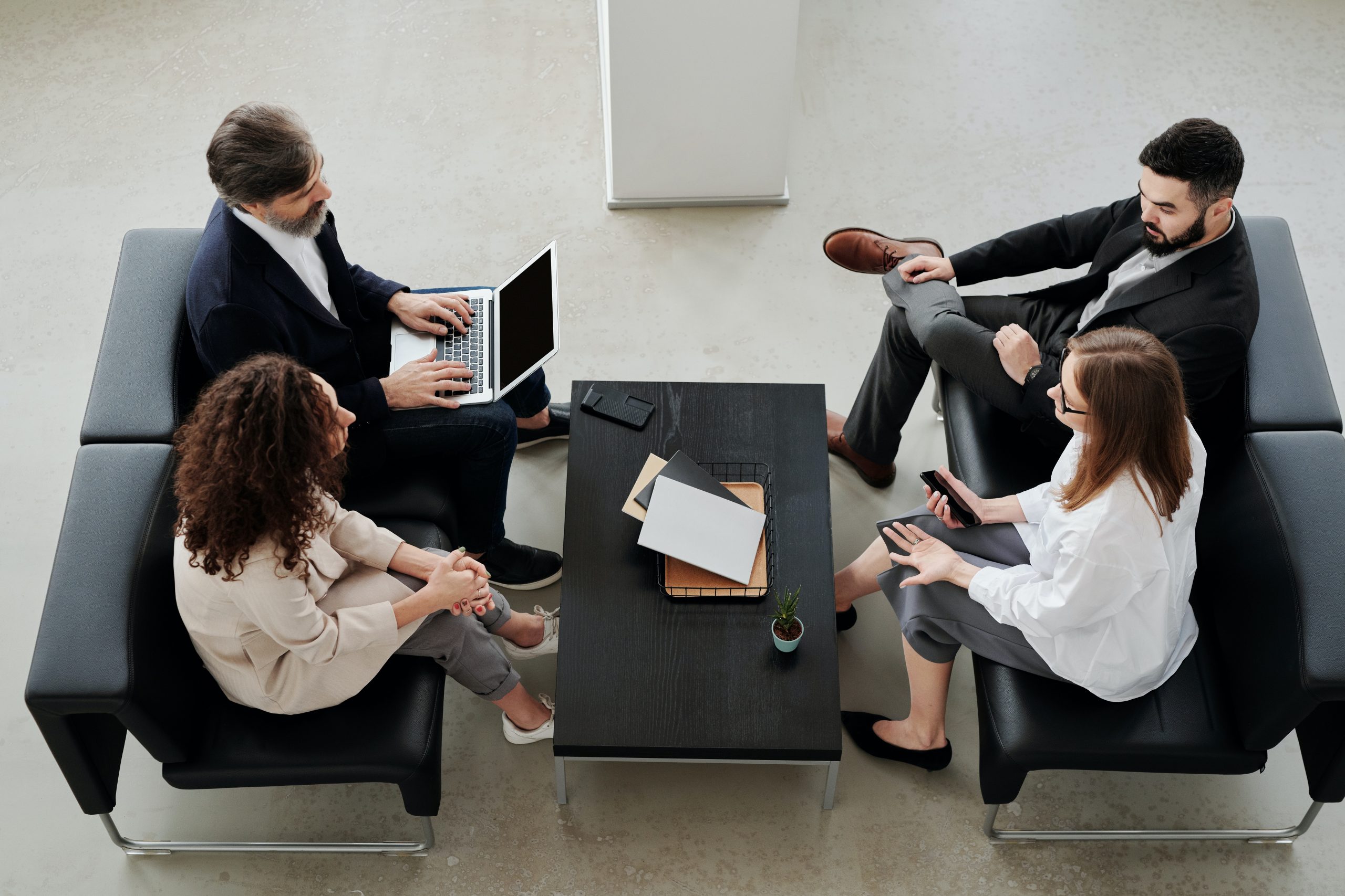 Riunione lavorativa tra i professionisti della mediazione creditizia